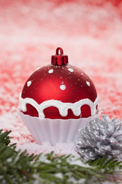 Kerstmis decoratie bal op sneeuw — Stockfoto