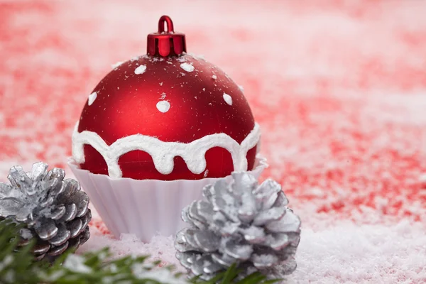 Bola de decoração de Natal na neve — Fotografia de Stock