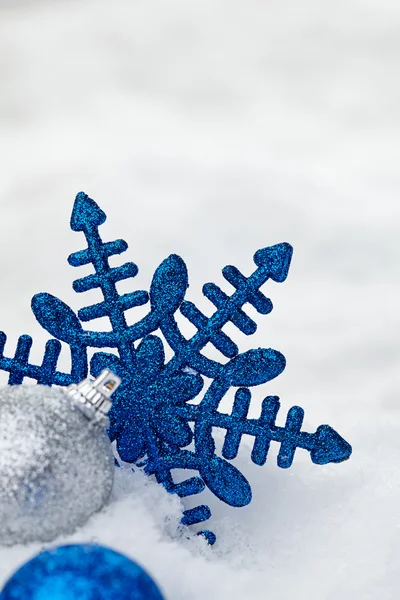 Blaue Schneeflocke auf Schnee — Stockfoto