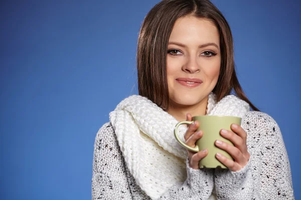 Vrouw met hoed drinken van hete thee — Stockfoto