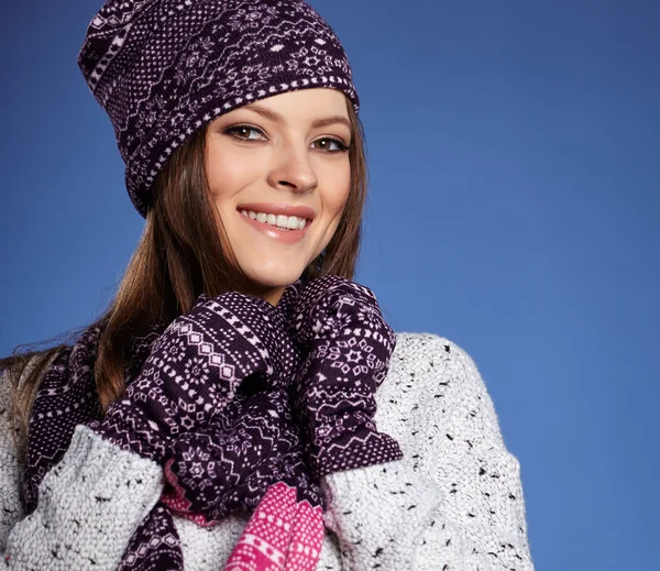 Mujer de invierno en ropa de abrigo —  Fotos de Stock