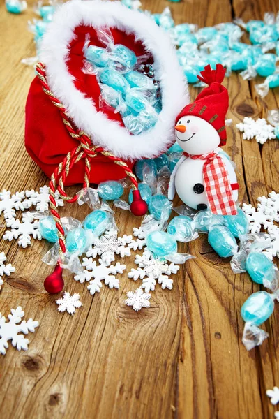Decoratie sneeuwpop met snoep in de zak — Stockfoto