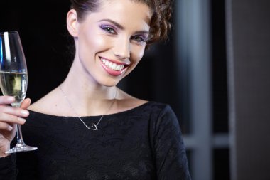 Şampanya ile şenlikli kadın