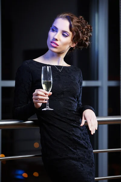 Festlig kvinna med champagne — Stockfoto