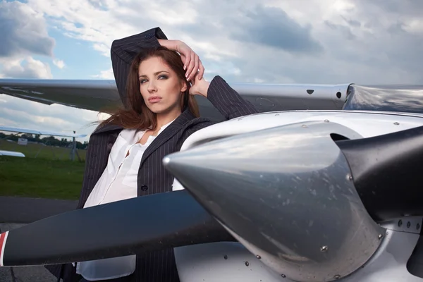 Vacker kvinna pilot — Stockfoto