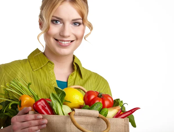 Mujer con bolsa llena de víveres — Foto de Stock