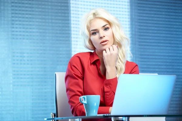 Podnikání žena pracující v kanceláři — Stock fotografie