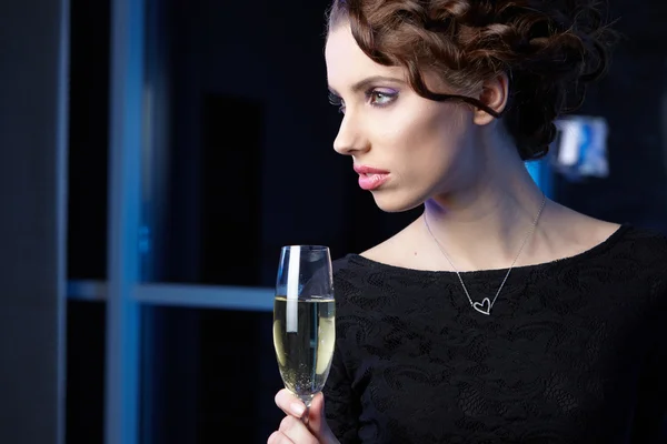 Frau mit Glas Champagner — Stockfoto