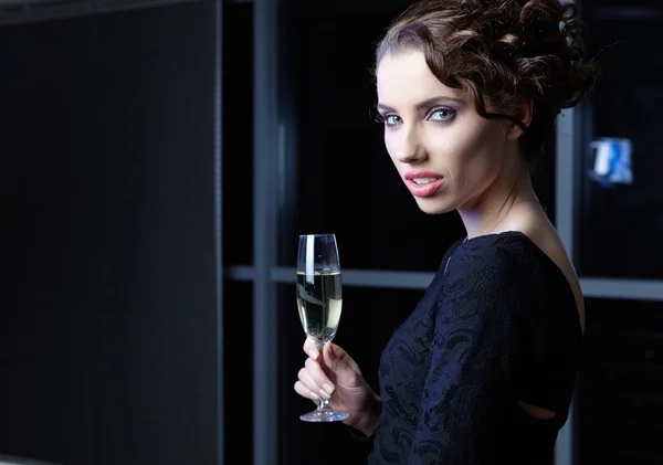 Mujer con copa de champán —  Fotos de Stock