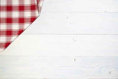 Kırmızı katlanmış masa örtüsü