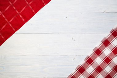 Kırmızı katlanmış masa örtüsü