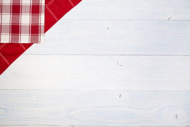 Kırmızı katlanmış masa örtüsü