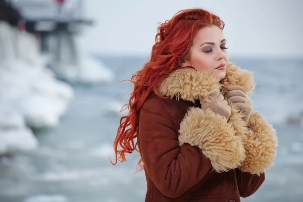 Mujer joven retrato de invierno —  Fotos de Stock