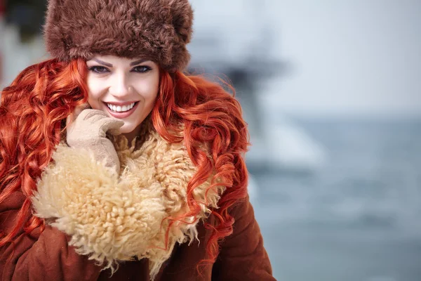 Mujer joven retrato de invierno —  Fotos de Stock