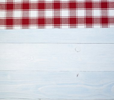 eski ahşap masa üzerinde katlanmış masa örtüsü 