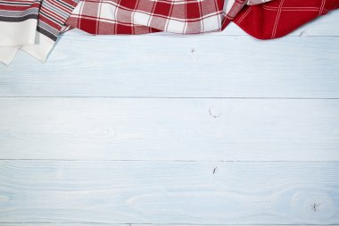 eski ahşap masa üzerinde katlanmış masa örtüsü 