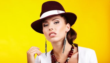 Fasionable kadın üzerinde sarı şapkalı