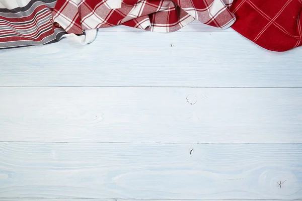 Nappe pliée sur une vieille table en bois — Photo