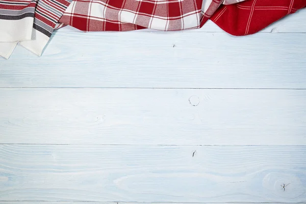 Складная скатерть поверх старого деревянного стола — стоковое фото