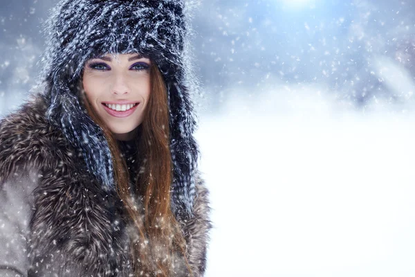 Femme en plein air hivernal — Photo