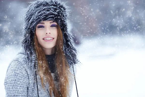 Donna in inverno all'aperto — Foto Stock