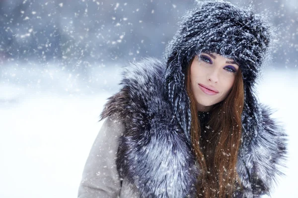 Donna in inverno all'aperto — Foto Stock