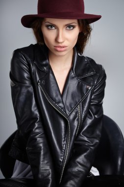 Şapkalı genç kadın. 