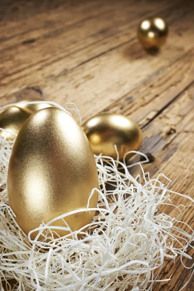 Huevos dorados en el nido —  Fotos de Stock