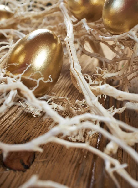 Goldene Eier im Nest auf dunkel — Stockfoto