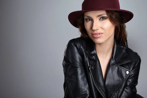 Mujer joven con sombrero — Foto de Stock