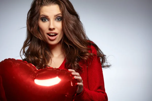 Красива жінка тримає червону кульку — стокове фото