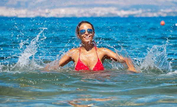 Güzel bikini modeli sıçramasına su — Stok fotoğraf