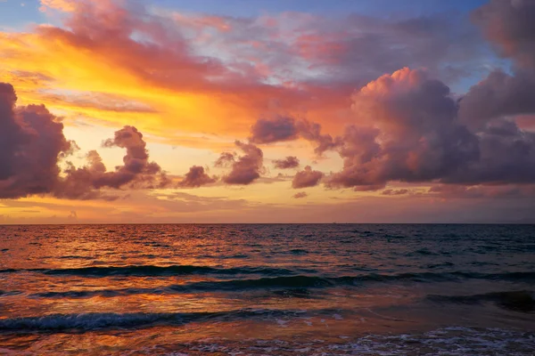 Zonsondergang op het strand — Stockfoto