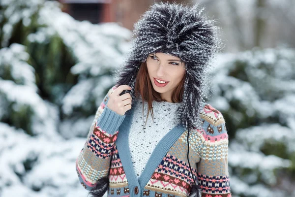 Jeune femme portrait d'hiver — Photo