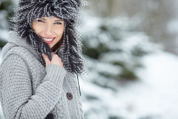 Jonge vrouw winter portret — Stockfoto
