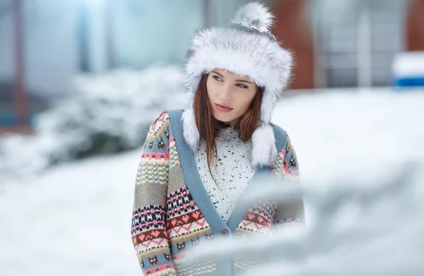 Jeune femme portrait d'hiver — Photo