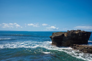 Volkanik kayalar ile tropikal plaj
