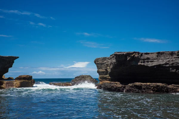 Tropischer Strand mit vulkanischen Felsen — Stockfoto