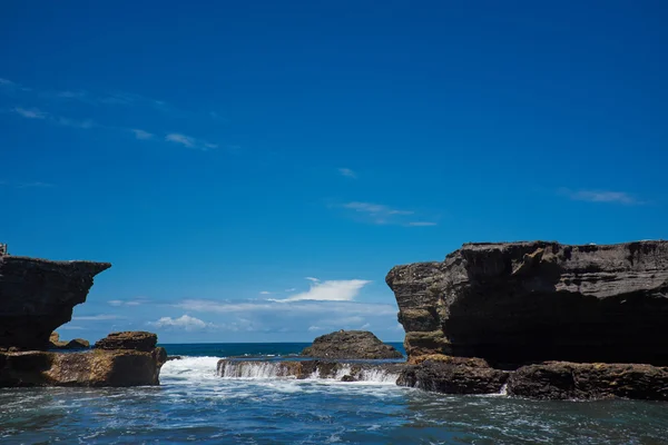 Tropical beach with volcanic rocks — Stock Photo, Image