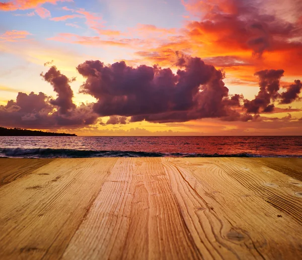 Vecchio tavolo in legno con scena mare — Foto Stock