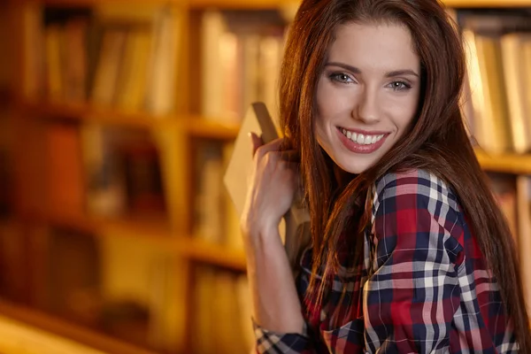 Studenten in een universiteitsbibliotheek — Stockfoto