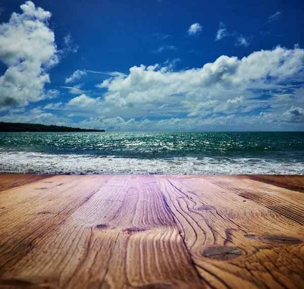 Деревянный стол на пляже — стоковое фото