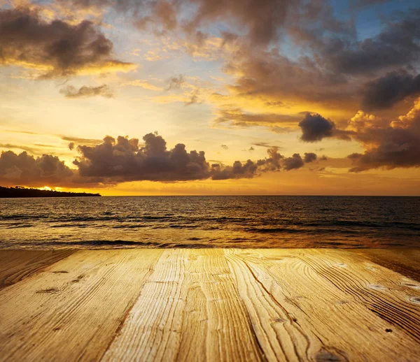 Oude houten tafel met zee scène — Stockfoto