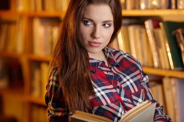 Estudante feminina em uma biblioteca universitária — Fotografia de Stock