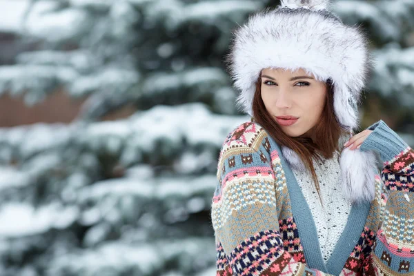 Jovem mulher retrato de inverno — Fotografia de Stock