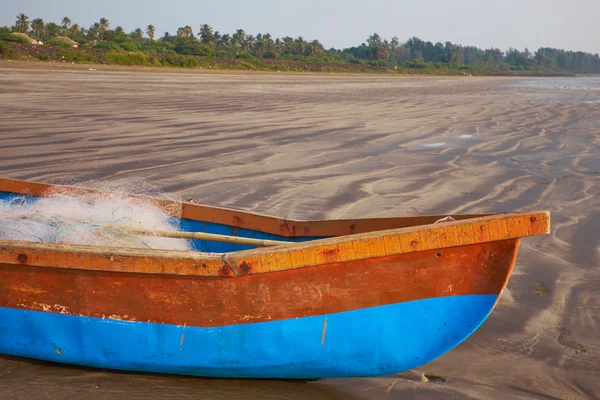 Старий пляжний рибальський човен — стокове фото