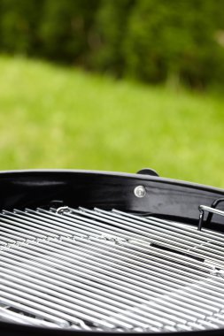 Yeni mangal dışında kimse yaz bahçesinde 