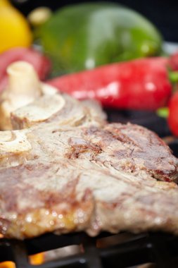 T-Bone biftek sebze spears ile