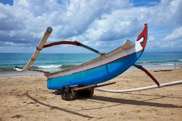 Traditionele vissersboot op een strand — Stockfoto