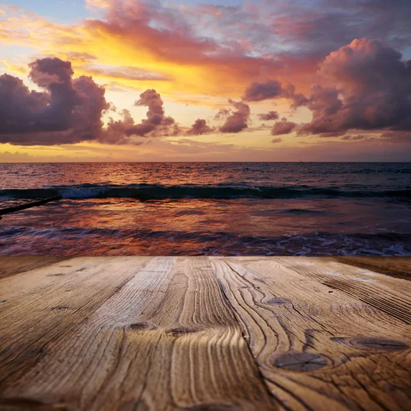 Mesa de madera en la playa tropical — Foto de Stock